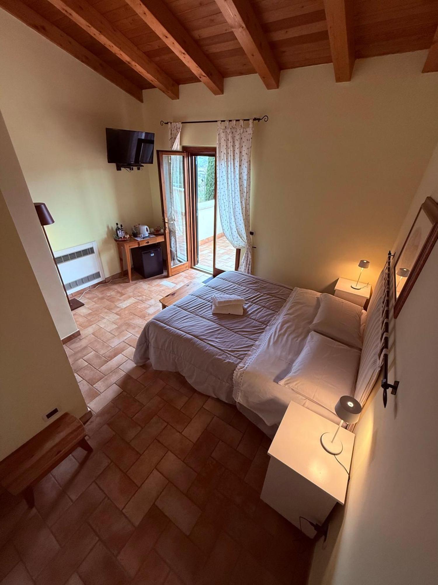 Casale Terre Rosse Bed & Breakfast Saturnia Exterior photo